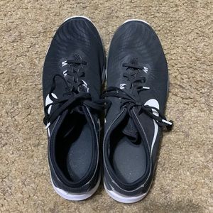 women’s black nike shoes